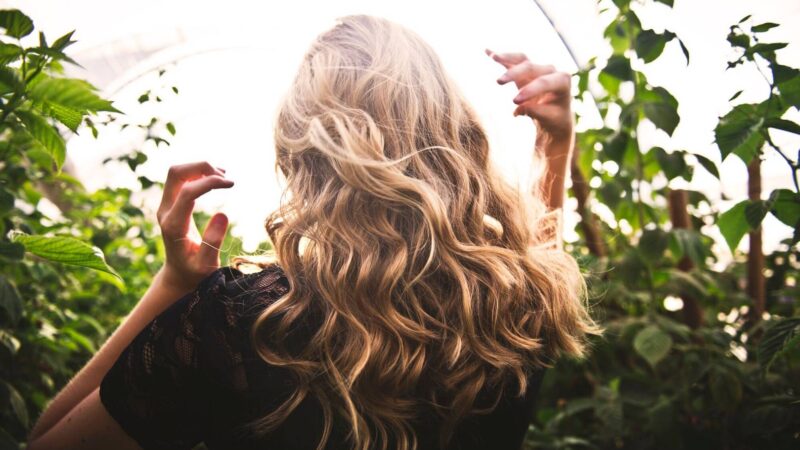 Lśniące, gęste i silne włosy – jak je uzyskać?