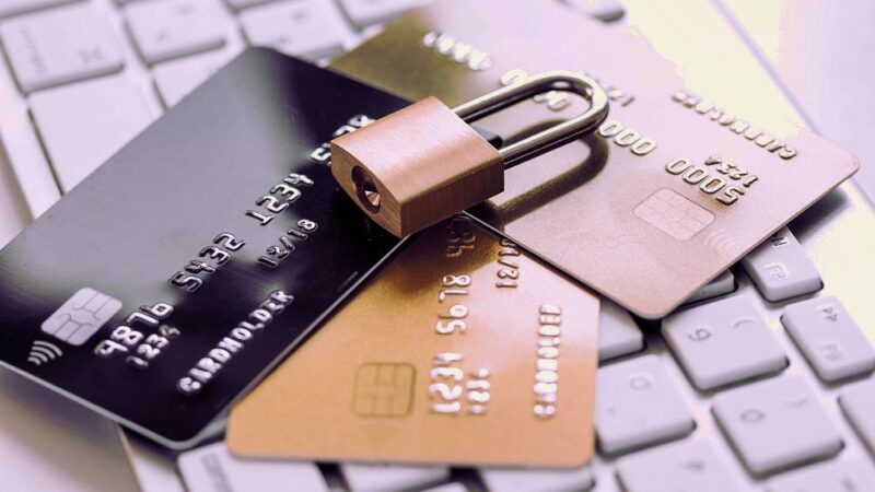 Padłeś ofiarą kradzieży karty płatniczej? Sprawdź, jak ochronić swoje środki!