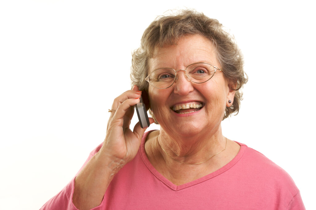Starsza kobieta krzystająca z poczty głosowej Nju Mobile