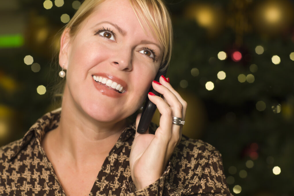 Kobieta odsłuchująca pocztę głosową w roamingu